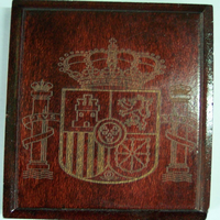 Escudo grabado en tapa de madera